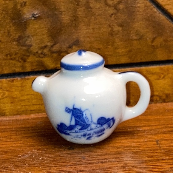 Vintage Miniature Delft Blue & White Hand Painted Ceramic Tea Pot Enesco Korea - Picture 1 of 6
